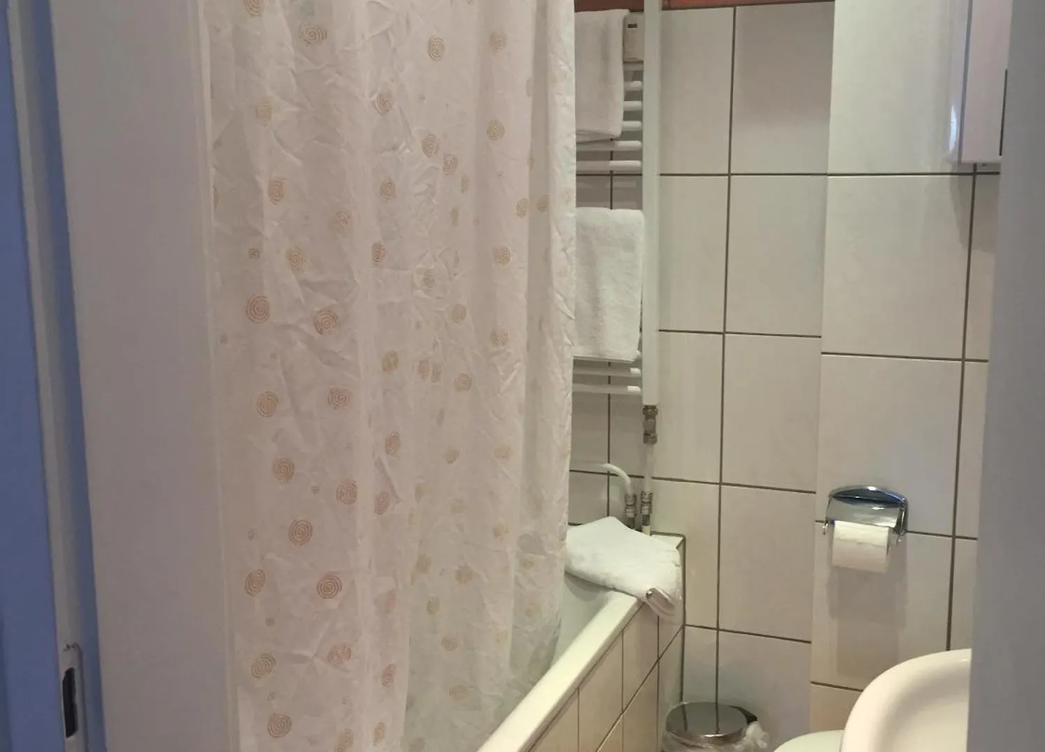 דיסלדורף Barcelona Bed & Breakfast מלון
